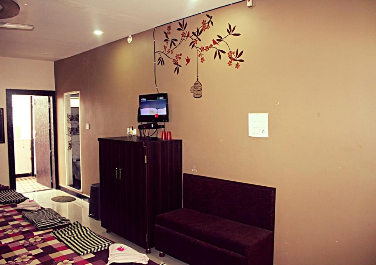 Mansarovar Guest House Uddzsaín Kültér fotó