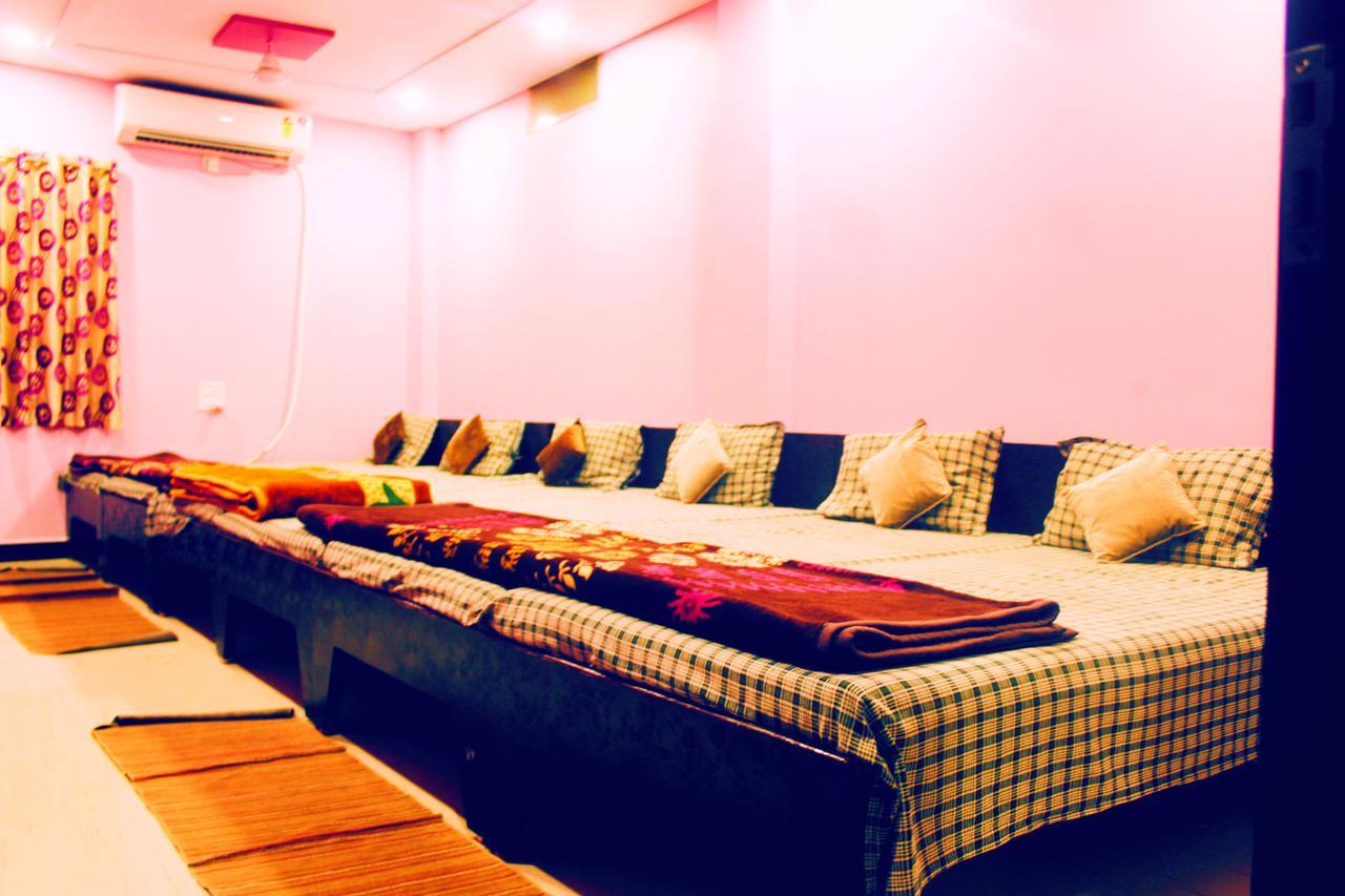 Mansarovar Guest House Uddzsaín Kültér fotó